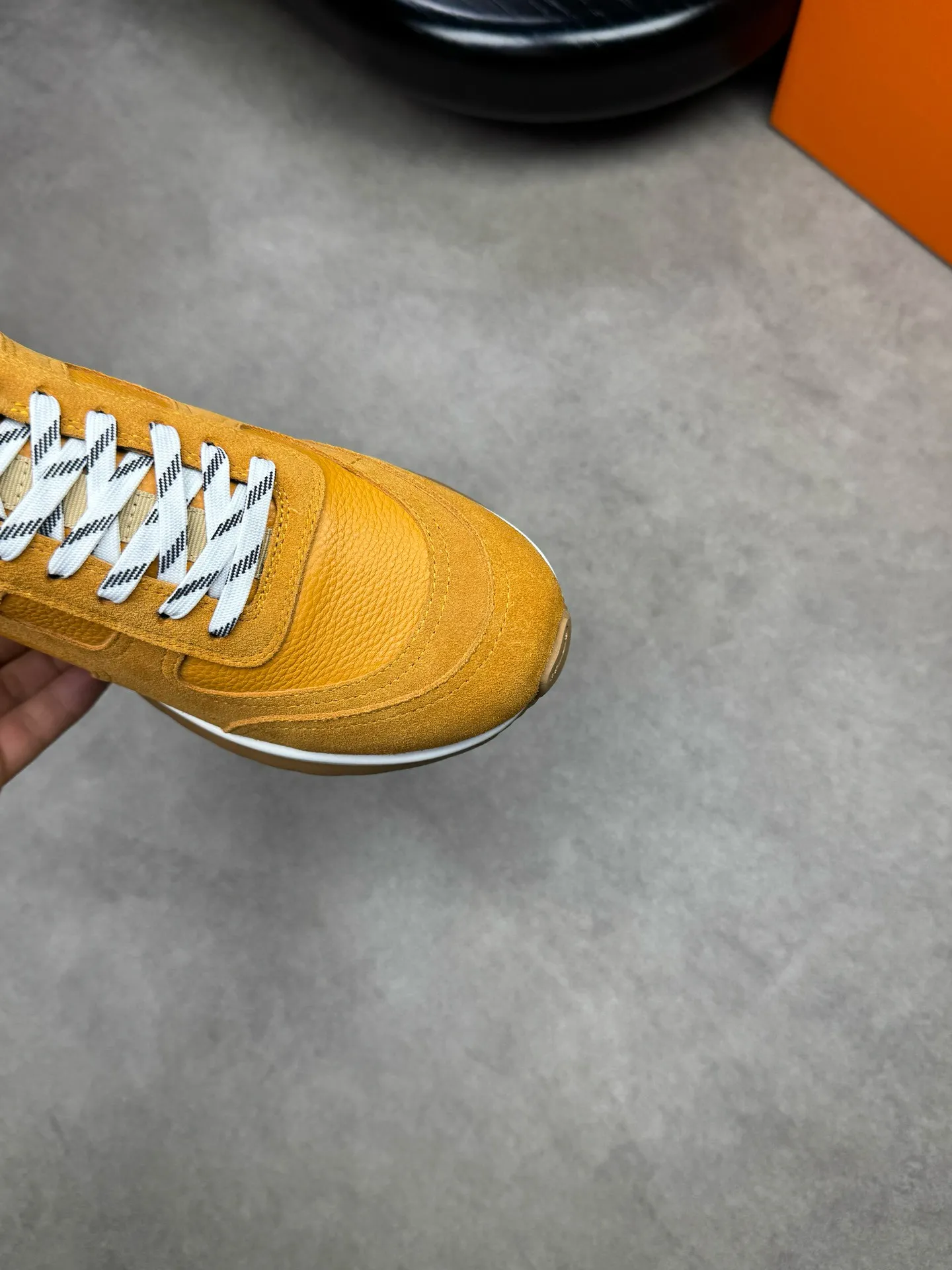 [HERMES] Hermes men's shoes 💰: 800💰 - High-end quality original items 🔍🔍🔍 casual sports shoes - Upper: 🔝 pebbled calfskin, suede calfskin, shoe body forged ´H´ totem, tongue webbing injection molded brand logo - Lining: brand canvas, foot pads; water-dyed cowhide -Outsole: Ultra-light T men's shoes 💰U foam; two-color molded outsole -Ultra-high quality control and fine workmanship: highlighted (high-end, extravagance, grade) -Size: 38-44 (45, can be customized)